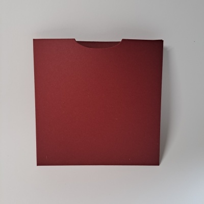 Estojo quadrado vermelho em cartão com abertura semicircular