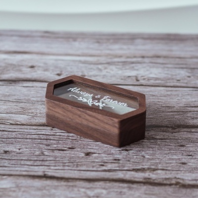 Caixa pequena de madeira com tampa de vidro e texto decorativo