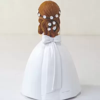 Boneca decorativa com vestido branco e cabelo castanho com flores brancas