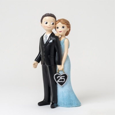 Figura decorativa de casal formal com saco em forma de coração e número 25.