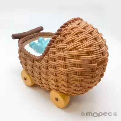 Carrinho de bebé em material que imita vime com rodas amarelas e bolas azuis dentro