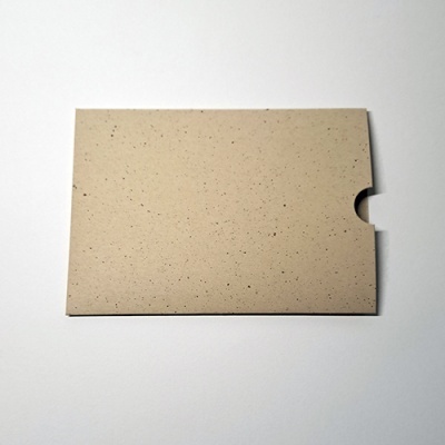 Envelope ou pasta de cartão reciclado castanho claro com manchas escuras e recorte arredondado