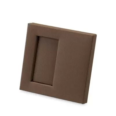 Moldura de fotos castanha quadrada de cartão com textura riscada.