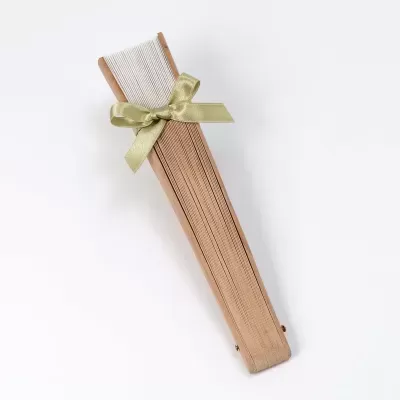 Espelho de parede com moldura de madeira e laço verde