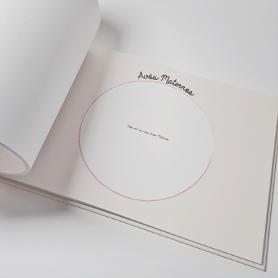 Livro aberto com círculo desenhado e texto Avó Maternas em página clara