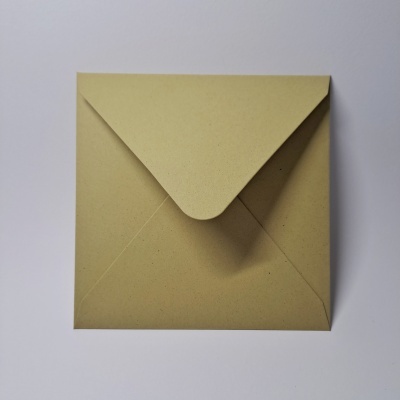 Envelope quadrado castanho claro fechado