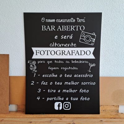 Placa preta com texto branco sobre casamento e bar aberto com ícones de fotografia e redes sociais