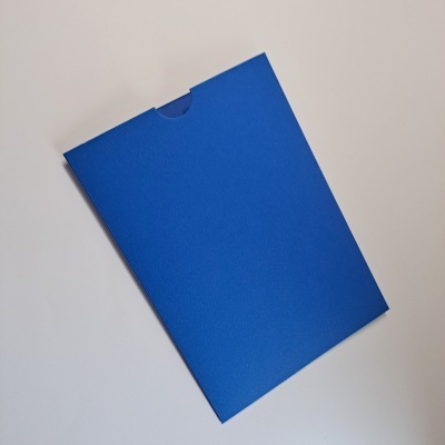 Envelope azul rígido sobre superfície branca