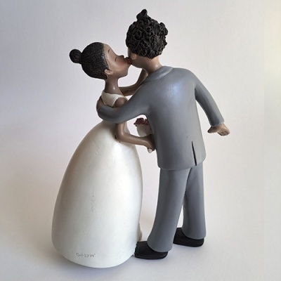 Estatueta de casal a beijar-se com vestido branco e fato cinzento