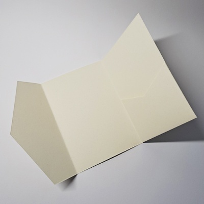 Porta-cartões ou envelope em cartão branco aberto e vazio