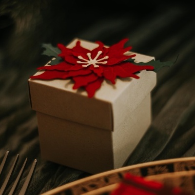 Caixa de presente decorada com flor vermelha em papel