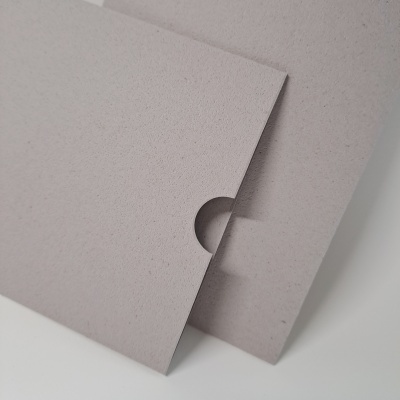 Capas ou envelopes em papel cinza claro com corte circular para abertura