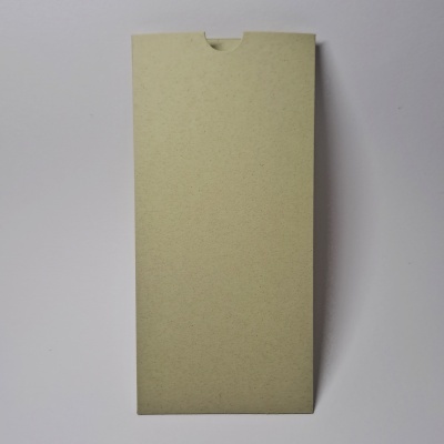 Envelope de papel castanho claro sobre fundo branco