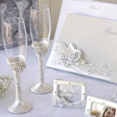 Taças de champanhe e objetos decorativos brancos com flores e texto 'Jewels'