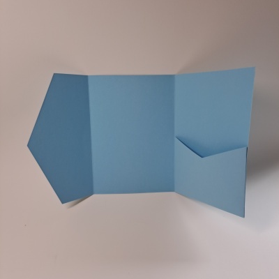 Pasta de papel azul clara aberta sobre superfície branca