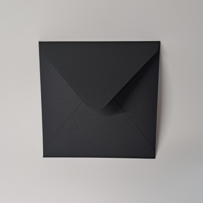 Envelope quadrado preto sobre fundo branco