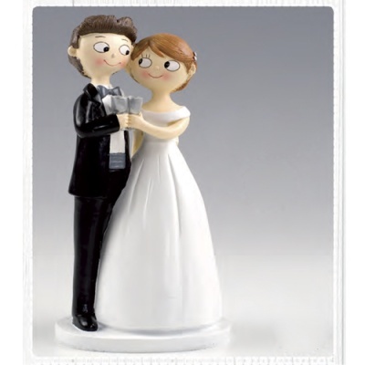 Figura decorativa de noivos em resina com roupas clássicas e sorriso