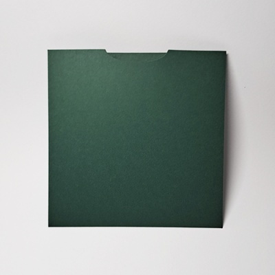 Envelope quadrado verde escuro sobre fundo branco