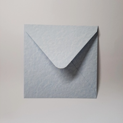 Envelope quadrado azul claro com textura