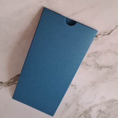 Envelope azul escuro em superfície branca com padrão de mármore