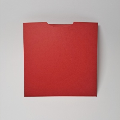 Envelope quadrado vermelho de papel com aba de fecho em fundo branco
