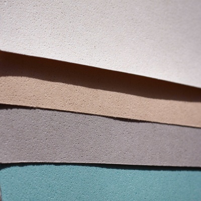 Pedaços de tecido camurça em quatro cores pastéis sobrepostos