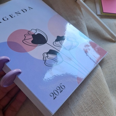 Agenda 2026 com desenho de flores e círculos rosa