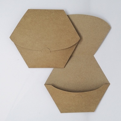 Invólucros de papel castanho hexagonais, um aberto e outro fechado sobre fundo branco