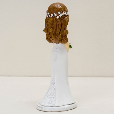 Figura decorativa de noiva com vestido branco e cabelo castanho