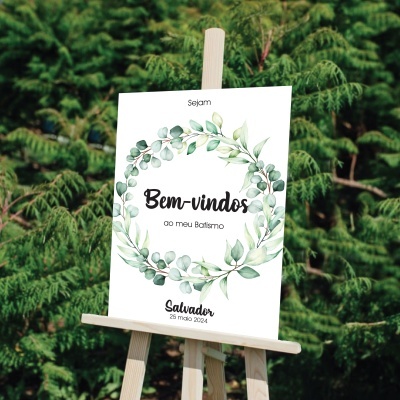 Cartaz de batismo com grinalda verde em cavalete de madeira