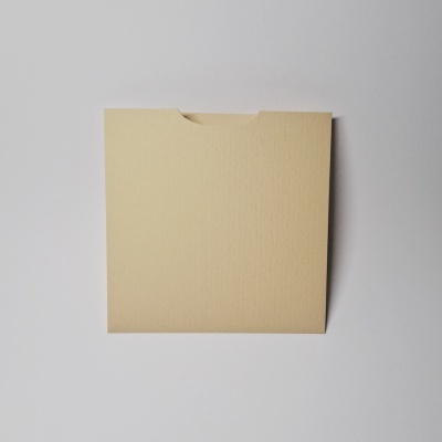 Envelope quadrado de cartão bege claro com aba de abertura