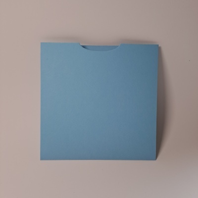 Envelope azul de papel com corte semicircular na aba superior sobre superfície branca