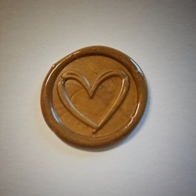 Selo de cera castanha com coração em relevo