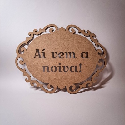 Placa decorativa de madeira com texto Aí vem a noiva!