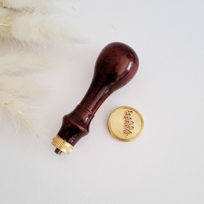 Selo de cera com cabo em madeira escura e botão dourado decorativo
