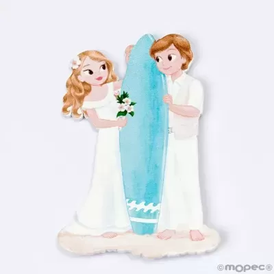 Noivos a segurar prancha de surf azul com vestido e fato brancos.