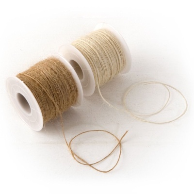 Dois novelos de cordão fino castanho claro e bege em plástico branco