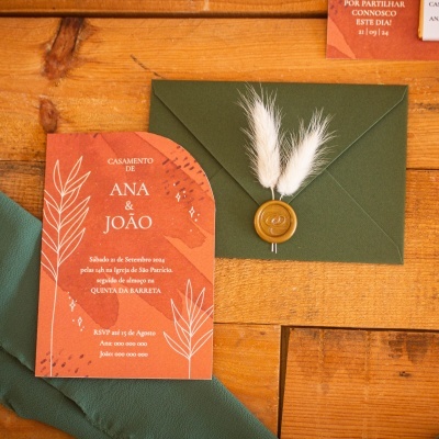 Convite de casamento laranja com envelope verde e selo de cera