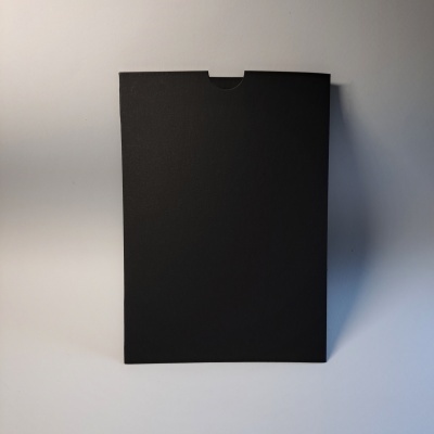 Caixa preta retangular com recorte semicircular em fundo branco