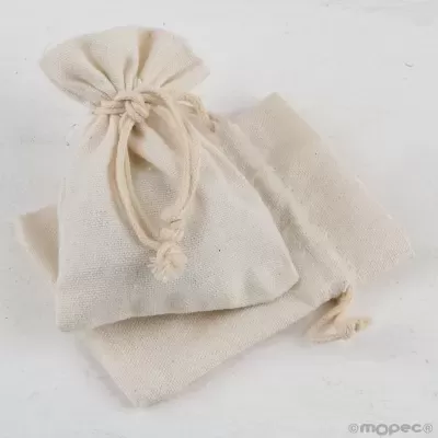 Dois sacos de tecido cru com cordão fechando, um cheio e outro vazio