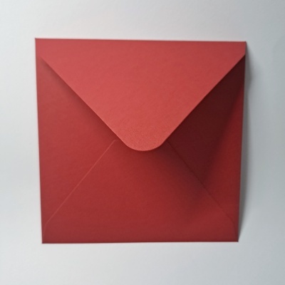 Envelope quadrado vermelho com textura fina