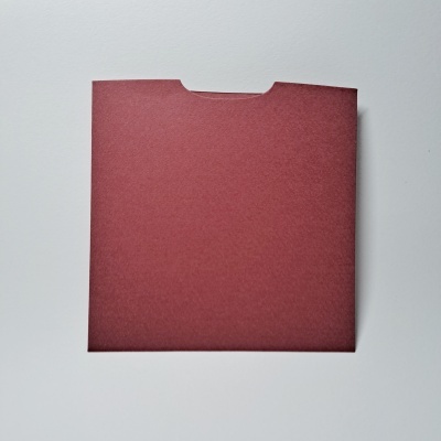 Envelope quadrado vermelho feito de papel