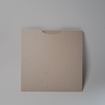 Envelope quadrado bege claro com pontos pretos