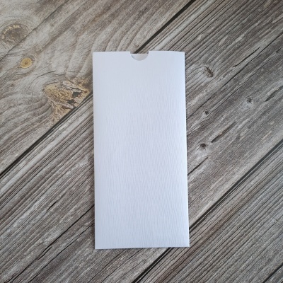 Envelope branco com textura sobre madeira cinzenta