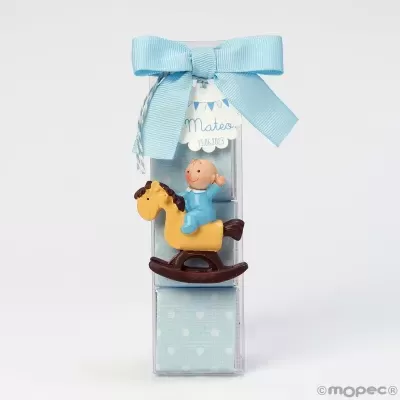 Figura decorativa bebé em cavalo baloiço numa embalagem transparente com laço azul claro