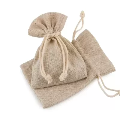 três sacos de tecido bege com cordão e textura rústica