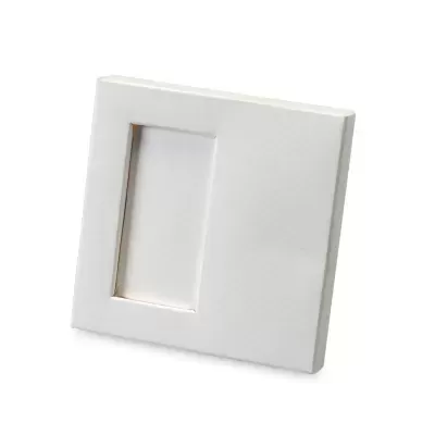 Moldura de fotografia branca retangular em fundo branco