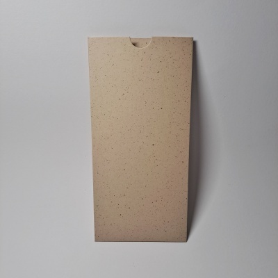 Envelope retangular de papel castanho claro com textura granulada sobre fundo branco