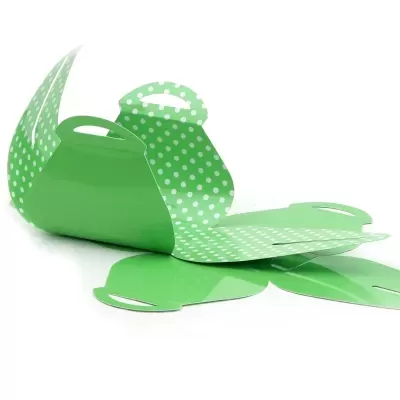 Caixa verde para transporte com interior de bolinhas brancas e abas para fechar