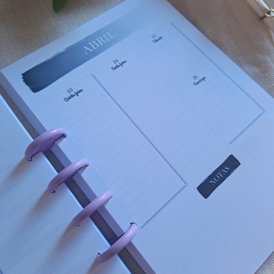 Página de planner com datas de abril e argolas lilás